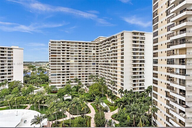 Building Photo - 2500 Parkview Dr