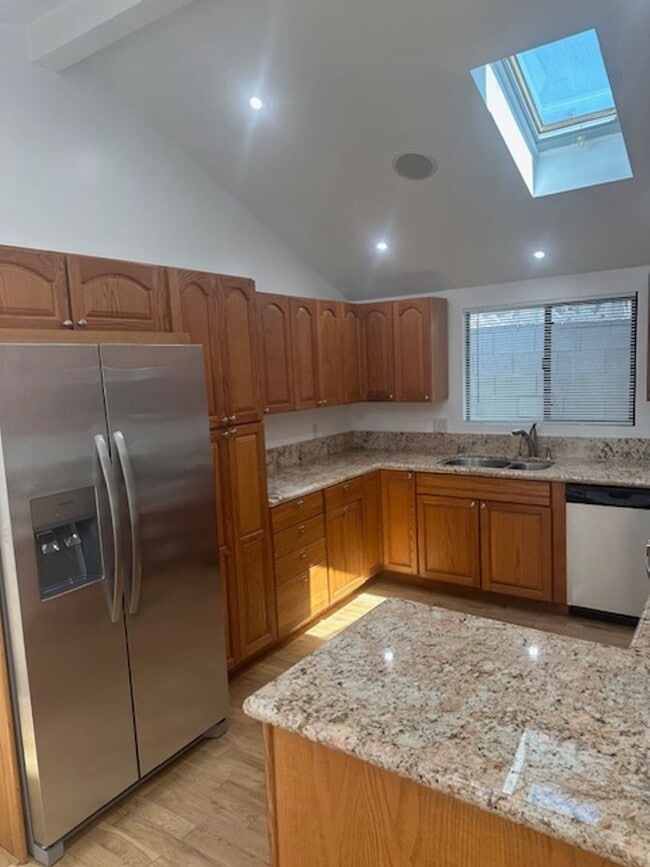 Building Photo - 304 N Francisca Ave