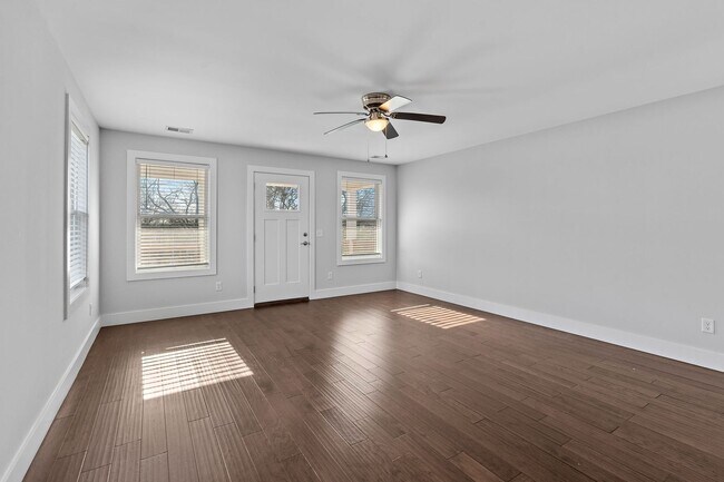 Building Photo - Available Now! 4 Bed, 3.5 Bath, Convenient Charlotte Park location!