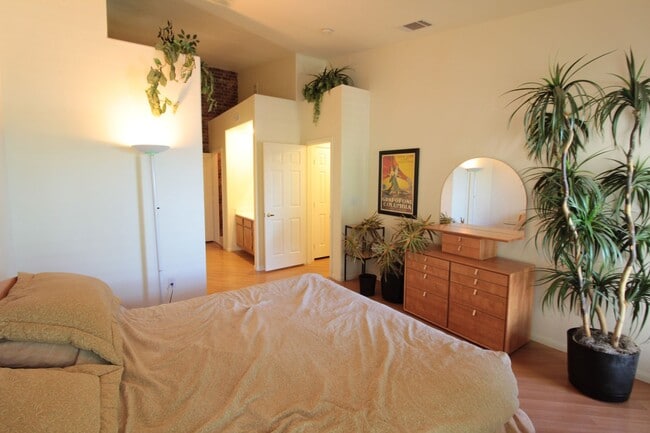 Building Photo - SHOWINGS AVAILABLE NOW