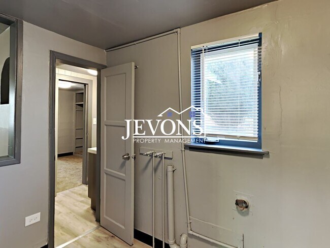 Building Photo - Your Next-Door Deal: Rent Ready!