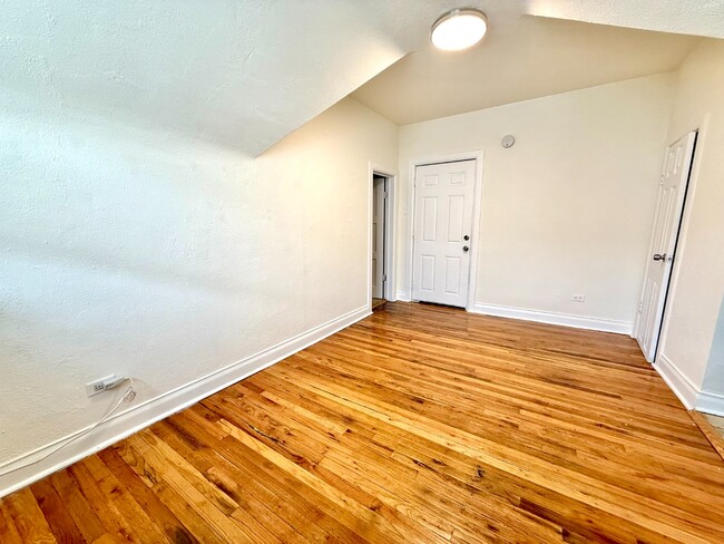 Building Photo - Unique Top floor Studio Apartment in Eclectic Capitol Hill House! Available Now!