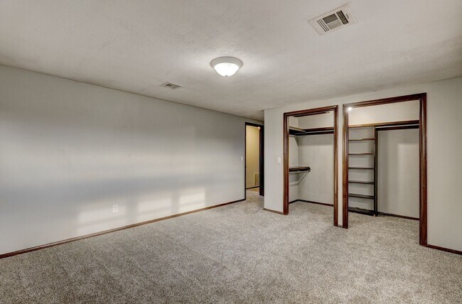 Building Photo - 4 bed, 1.5  house in Yukon