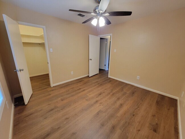 Building Photo - College Station - 3 bedroom / 2 bath / 2 car garage house with fenced in back yard.