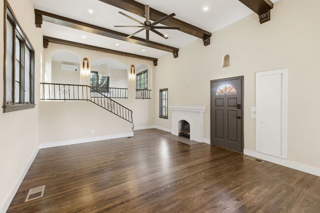 Building Photo - 3608 Wilshire Terrace