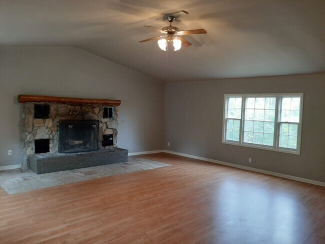 Building Photo - 105 Travis St