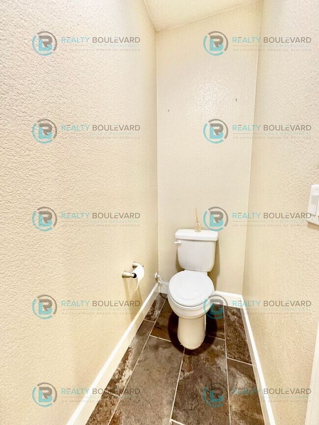 Building Photo - Spacious 4-Bedroom Gem in Somersett with S...