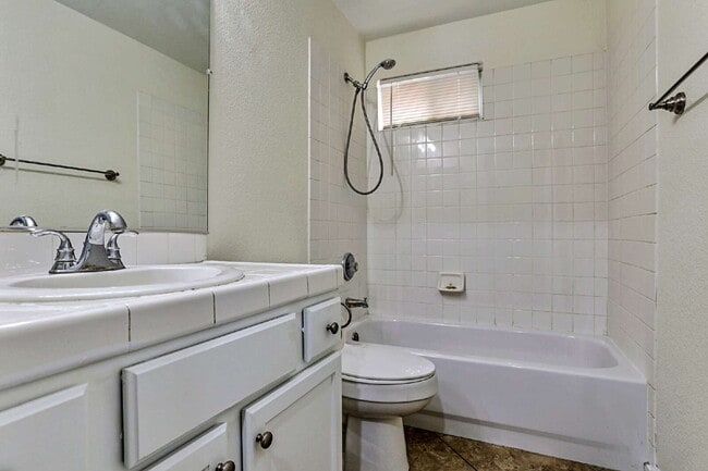 Building Photo - Spacious 1st floor condo in Henderson