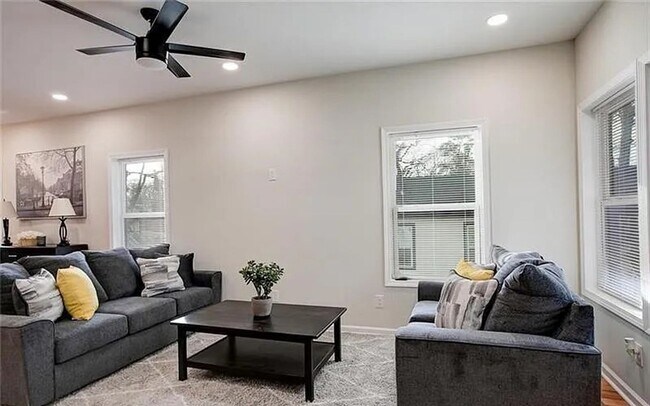 Building Photo - Elegant 3 BD 2.5 BA Home Offering Luxury Living in the Heart of Atlanta