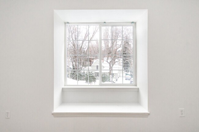 Building Photo - 1020 NE D St