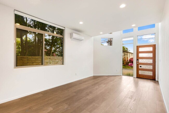 Building Photo - 3 Bedroom Stylish Modern Townhome in the Heart of Ballard