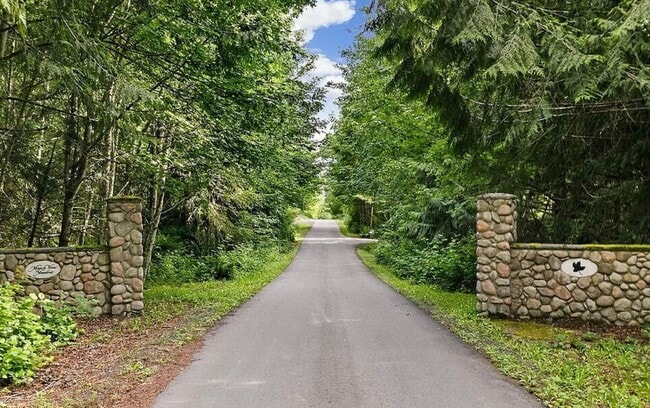 Building Photo - Beautiful house in Maple View Meadows.