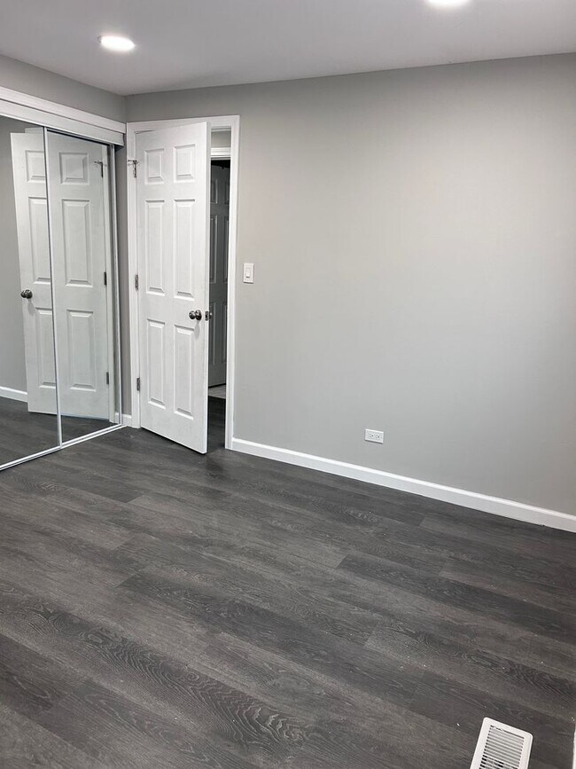 Building Photo - Now Available – Charming 3-Bedroom Home fo...