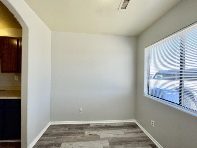 Building Photo - 2 bed 2 bath central location.