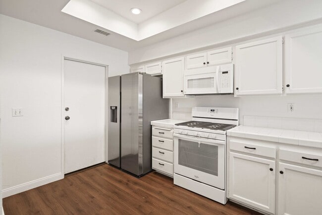 Building Photo - Gorgeous 2 Story Townhome in Valencia!