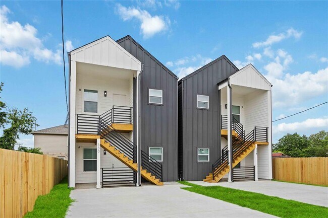 Building Photo - 330 Clearwater St