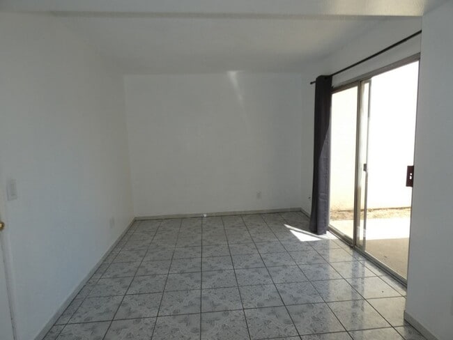 Building Photo - Cozy 2 bedroom 2 bath House with 2 Car Garage