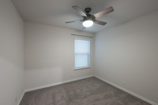 Building Photo - 2089 Egret Ave