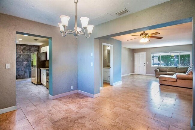 Building Photo - 2074 Greenbriar Blvd