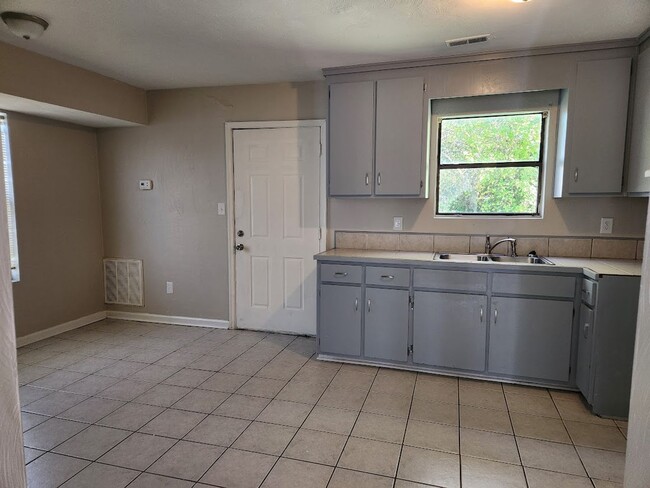 Building Photo - Newly Remodeled