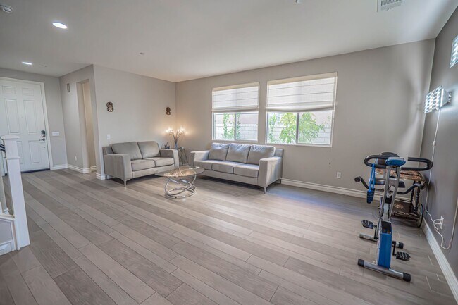 Building Photo - Beautiful 5-Bedroom Home with Outdoor Entertainer's Area in Valencia!