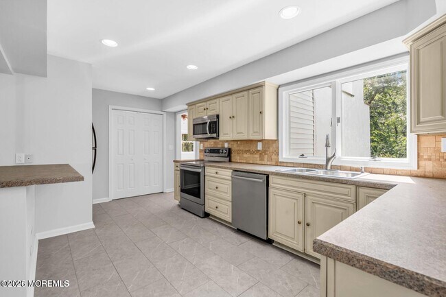Building Photo - 830 Brookside Dr