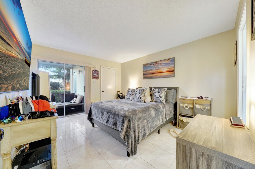 Building Photo - 815 W Boynton Beach Blvd