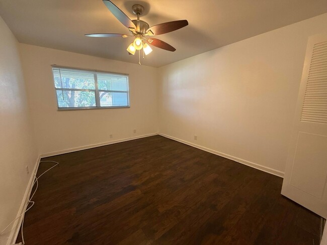 Building Photo - 516 Saxony Dr