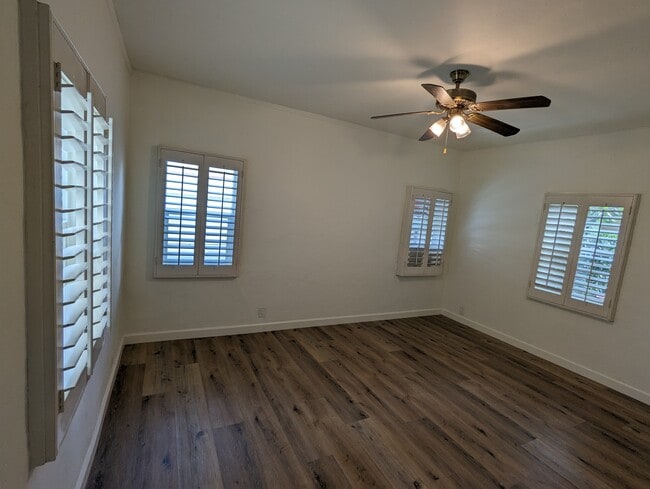 Building Photo - 452 S Oakhurst Dr