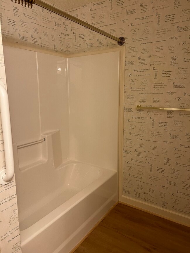 Building Photo - 303 Lake Pointe Dr