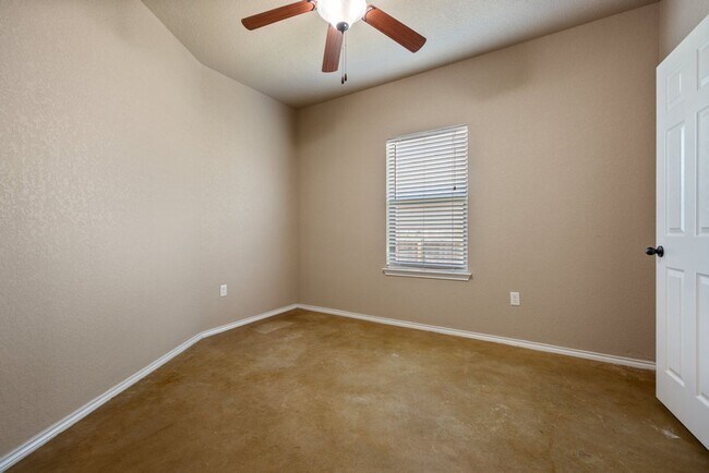 Building Photo - Nice 3 Bedroom Duplex located in New Braunfels!