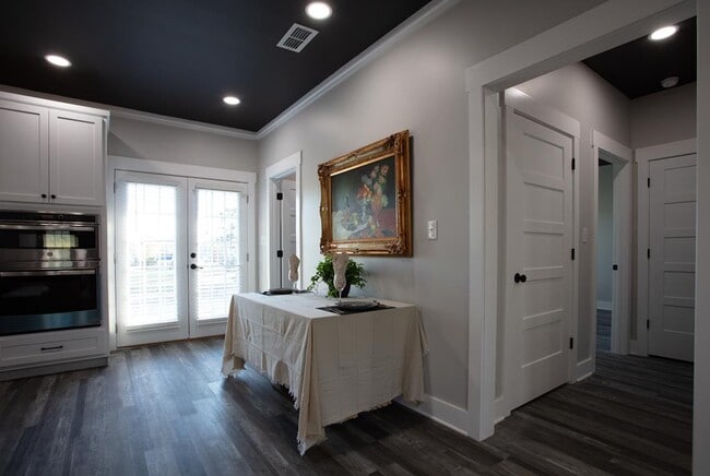 Building Photo - 823 Meridian Rd