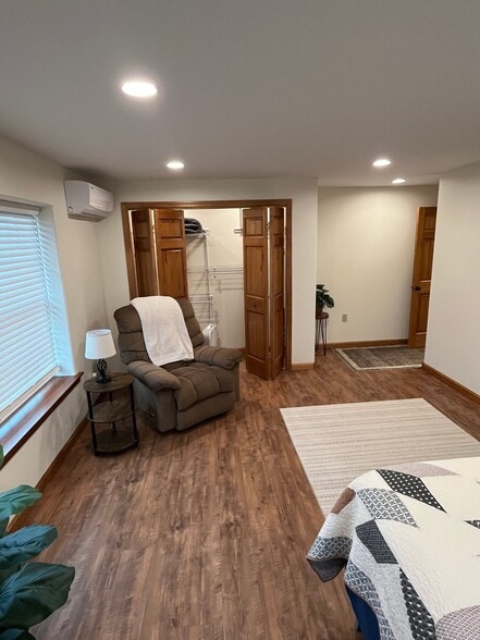 Building Photo - 456 Main St