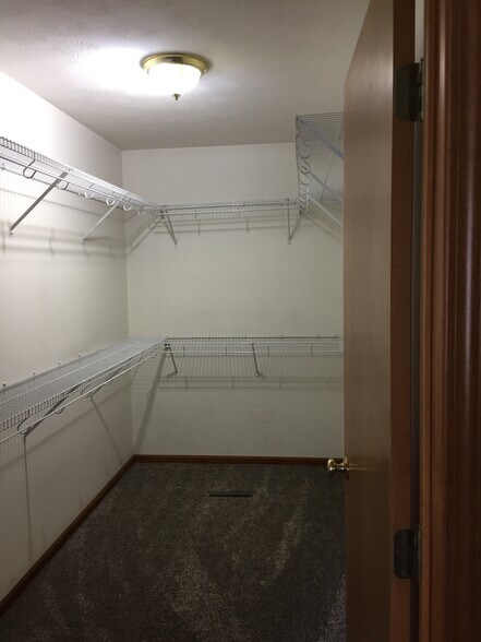 Building Photo - 579 Foxcross Dr