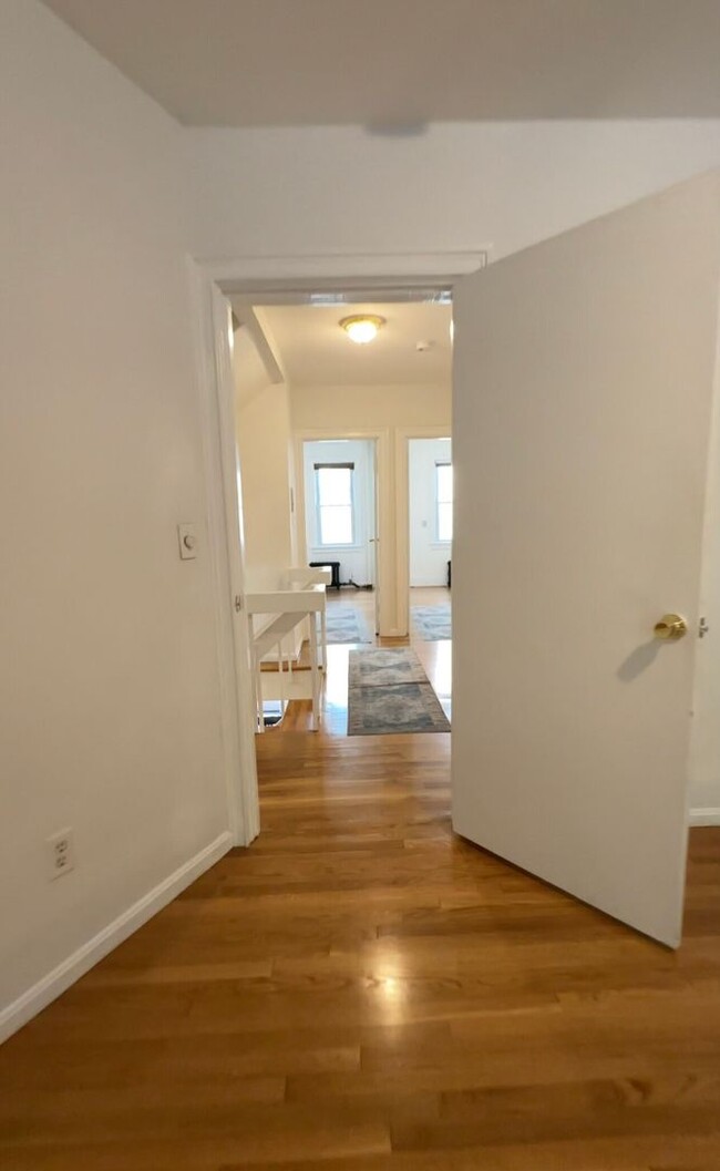 Building Photo - Back Bay 3 Bed Available Now