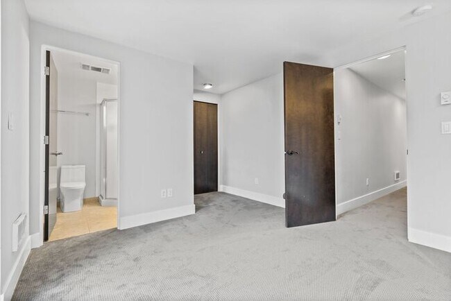 Building Photo - Luxurious Air-Conditioned Leschi View Townhome