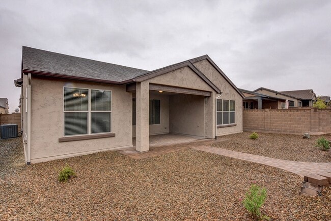 Building Photo - Beautiful custom home in The Dells!