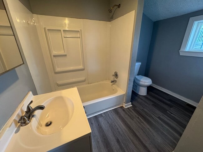 Building Photo - Fountain Square 2 Bed 1 Bath with large backyard.