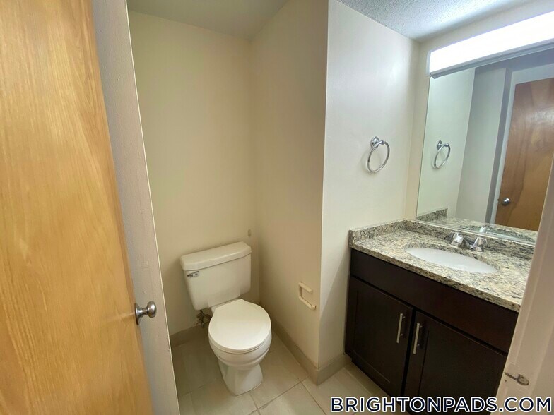 Building Photo - 140 N Beacon St