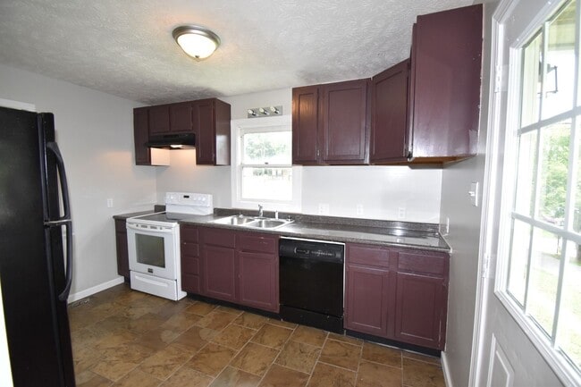 Building Photo - Renovated 2 Bedroom Pet Friendly Home For Rent!