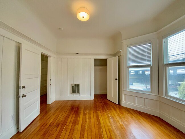 Building Photo - RENOVATED 2BR. Dishwasher! Laundry On-Site...