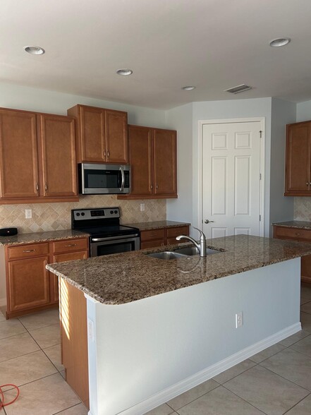 Kitchen island - 14529 Tuscany Pointe Trl