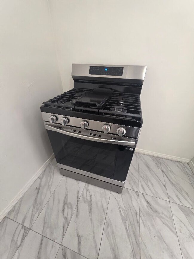 Building Photo - 1 BD 1 BA CONDO IN DOWNTOWN LONG BEACH