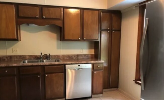 Building Photo - 3 bd/2 bth w/huge bonus room. Fenced yard