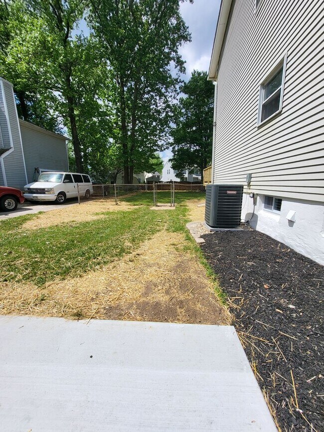 Building Photo - HUGE Yard and New Kitchen!
