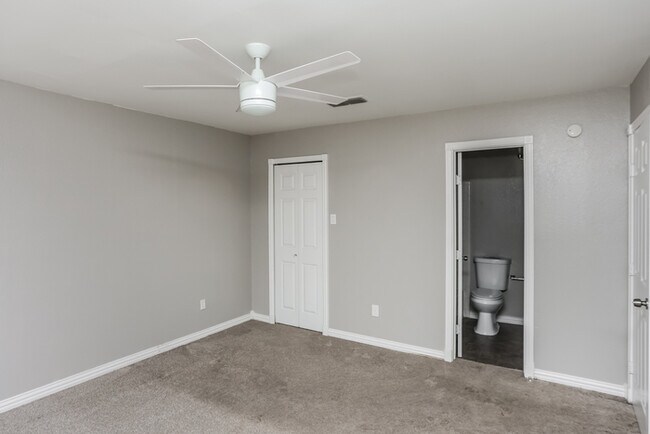 Building Photo - 2114 High Bluff Dr