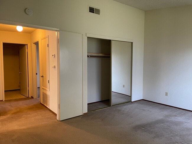 Building Photo - 3 Bedroom 2 Bathroom in Pocket