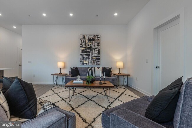 Building Photo - 710 N 16th St