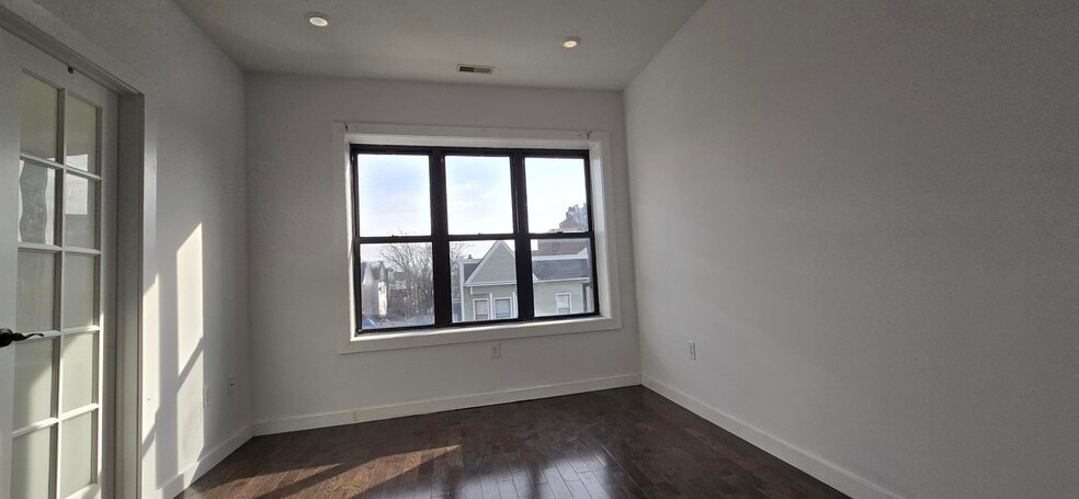 Unit 3 - 487 Ocean Ave
