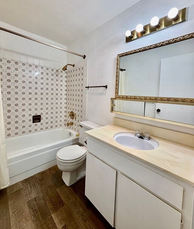 Building Photo - 2 Bed / 2 Bath updated Mercer Island condo $2,995/mo